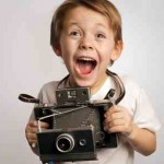 Fotolia_38533929_XS little boy takes foto